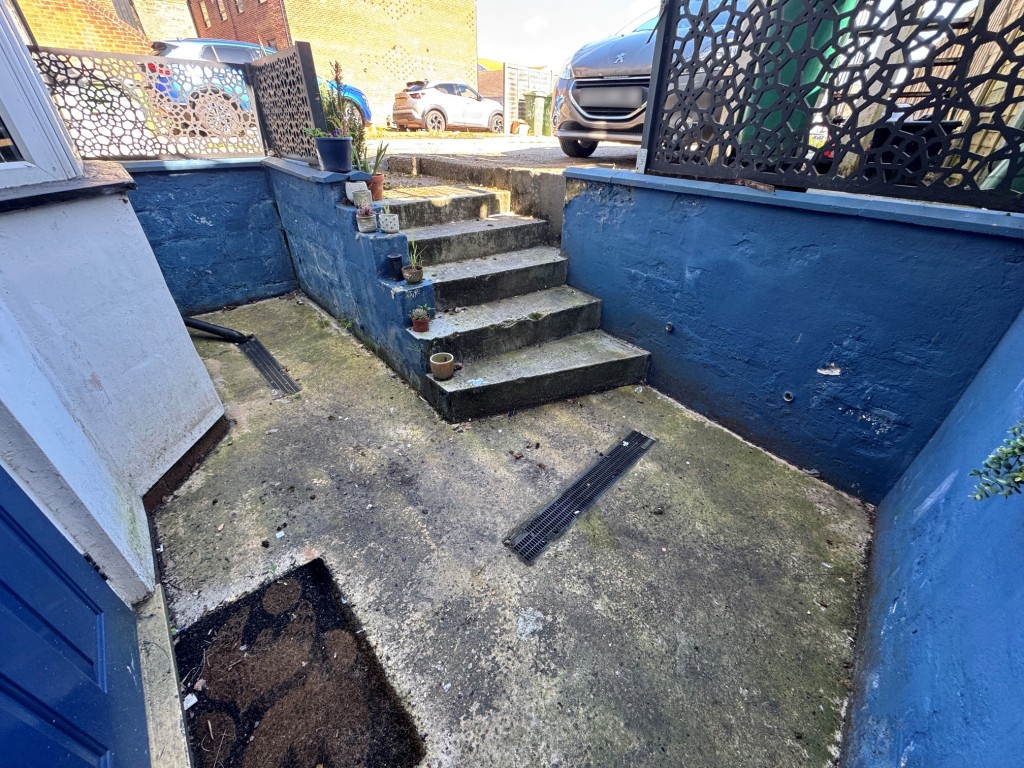 Lot: 53 - ONE-BEDROOM MAISONETTE CLOSE TO AMENITIES - Front courtyard